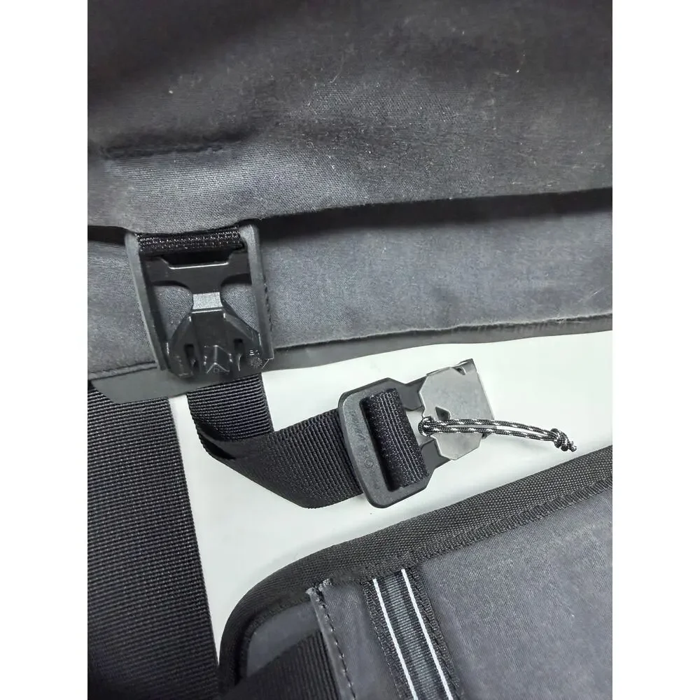KUHL Escape 14 Kanvas Messenger Laptop Crossbody Carrier Bag in Ink Black